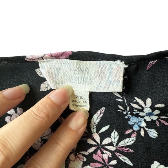 Pink Republic Junior Cold Shoulder V Neck Shirt Black with Floral Sz XS - Picture 4 of 4